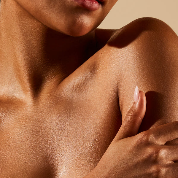 Towel dry and spritz onto damp skin after showering to lock in hydration and reveal smooth, supple and glowing skin.